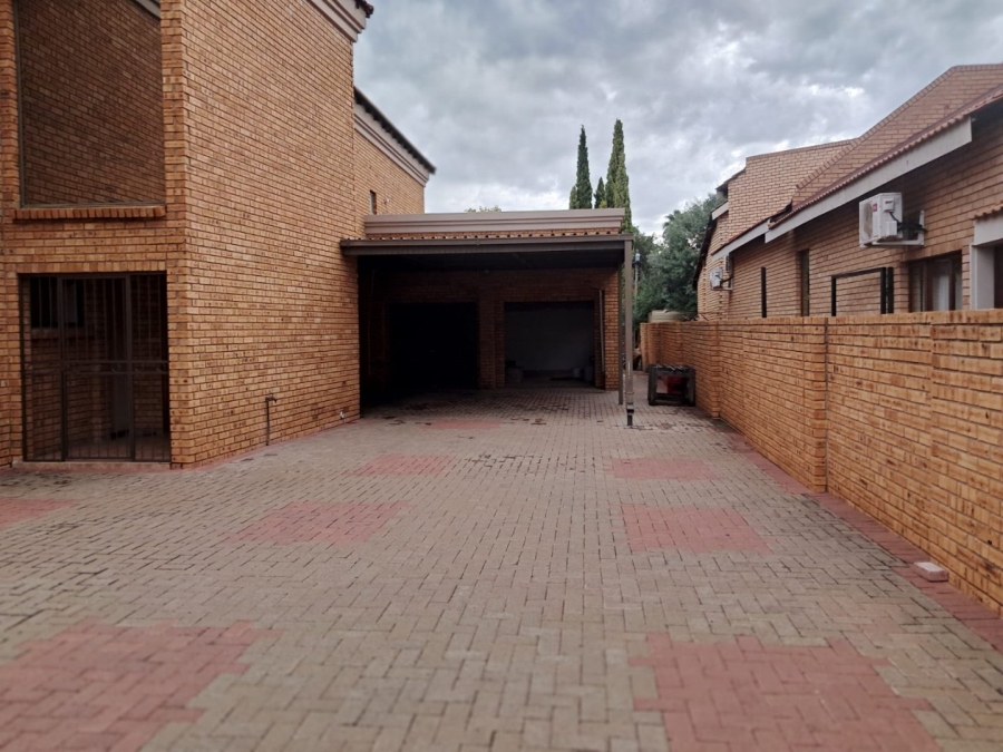 4 Bedroom Property for Sale in Roylglen Gardens Northern Cape